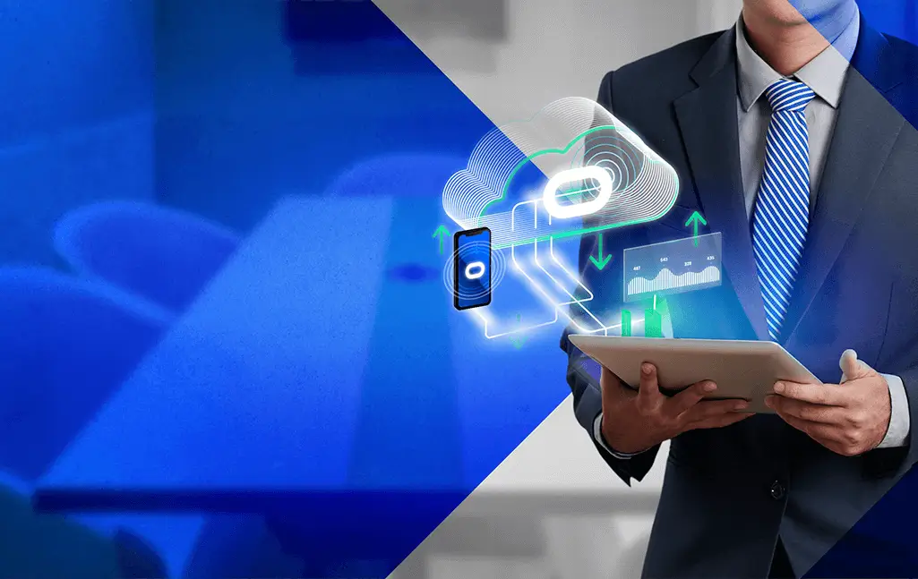 Imagen de portada de sitio web de Programador web EKS sosteniendo tablet realizando procesos de migración en la nube.